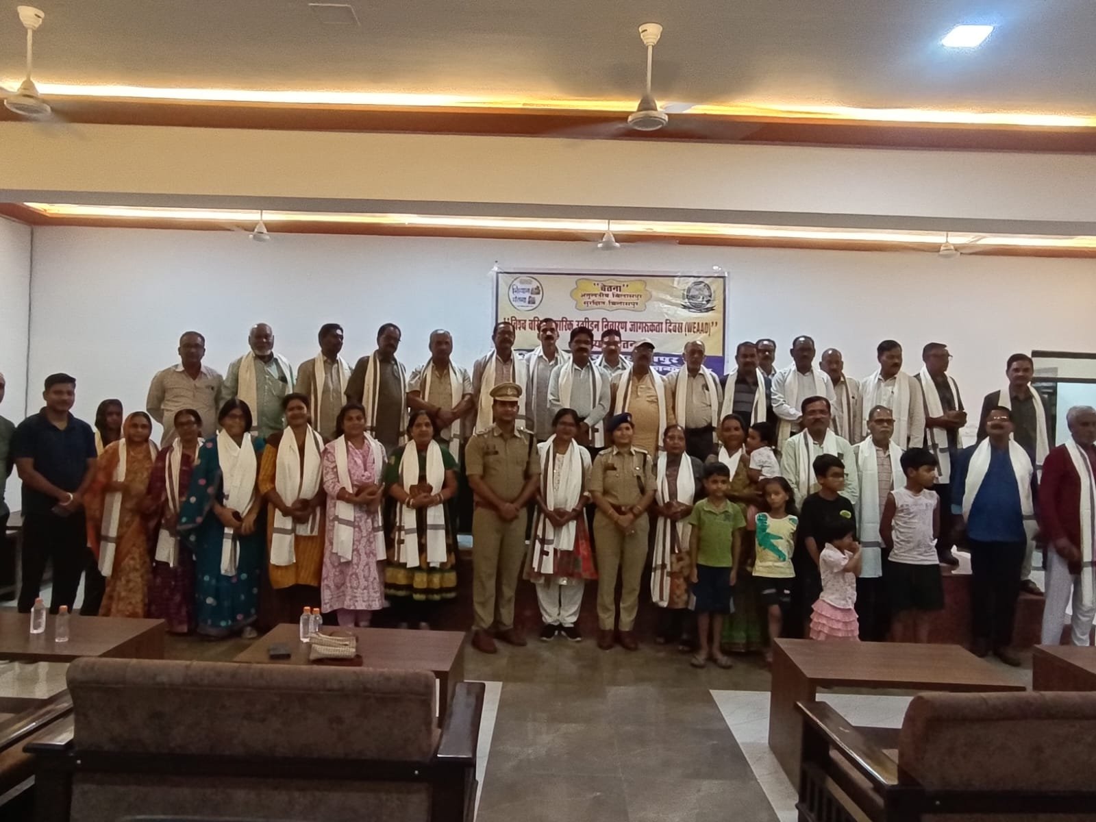 पुलिस विभाग से सेवानिवृत्त हुए एवं उनके परिवार के वरिष्ठ नागरिकों का किया गया शाल व श्रीफल भेंट कर सम्मान l