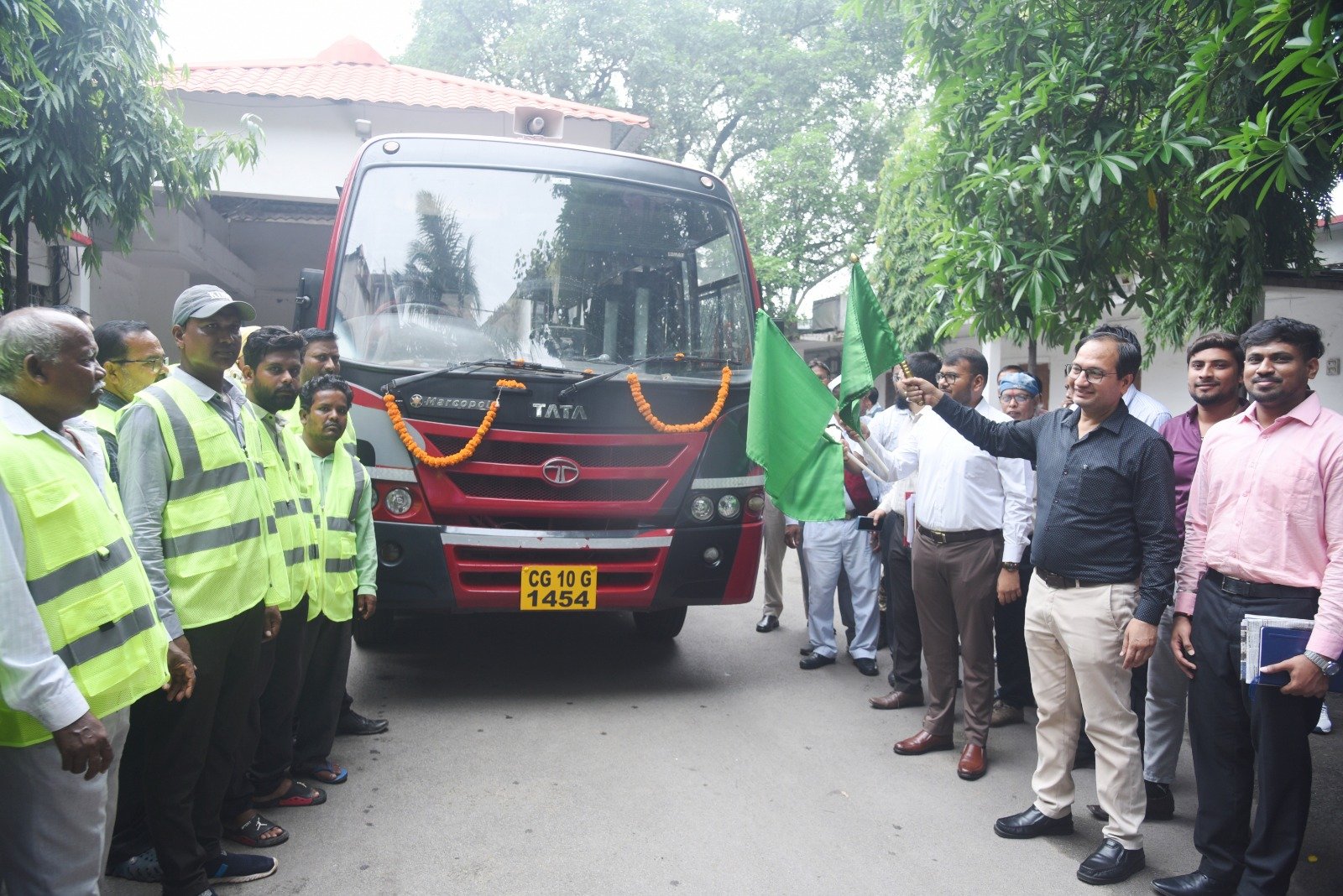 कलेक्टर ने स्वच्छता पेट्रोलिंग वाहन को दिखाई हरी झण्डी…. 