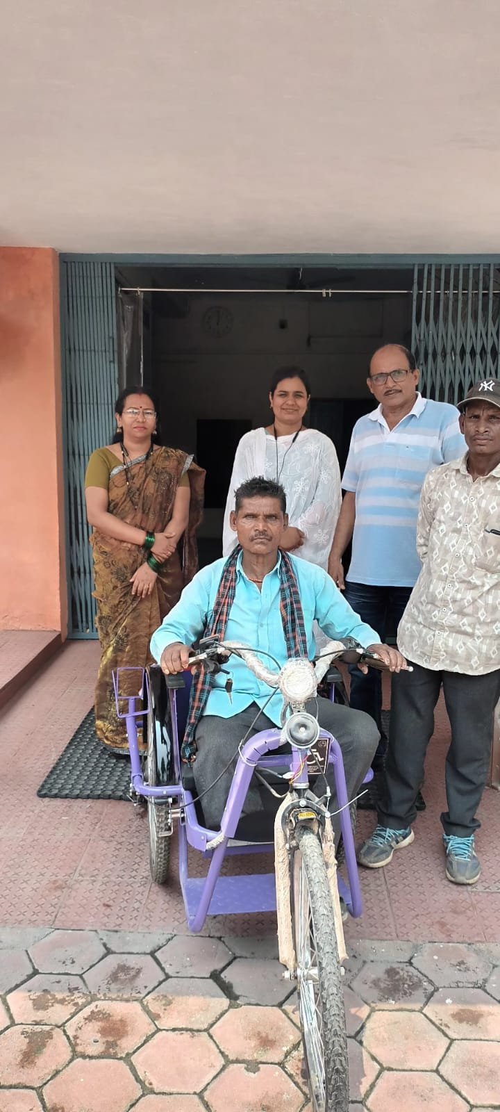 सायं सायं आने जाने में समर्थ हुआ दिव्यांग विशंभर ध्रुव….. सुशासन तिहार में दिए आवेदन पर मिला मोटर चलित ट्राइसाइकिल l