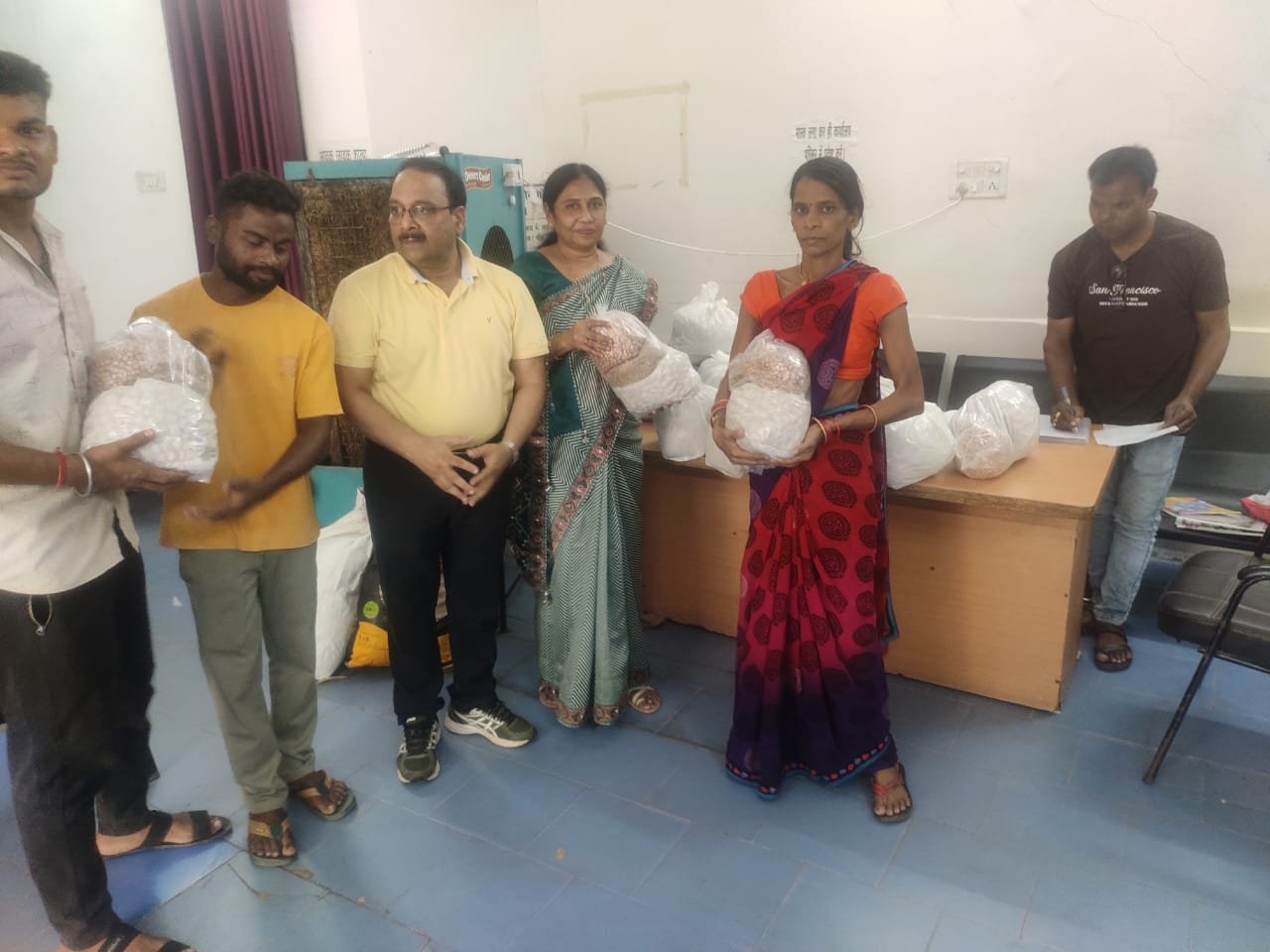 टीबी मुक्त भारत अभियान के तहत 24 मरीजों को पोषण आहार वितरित l