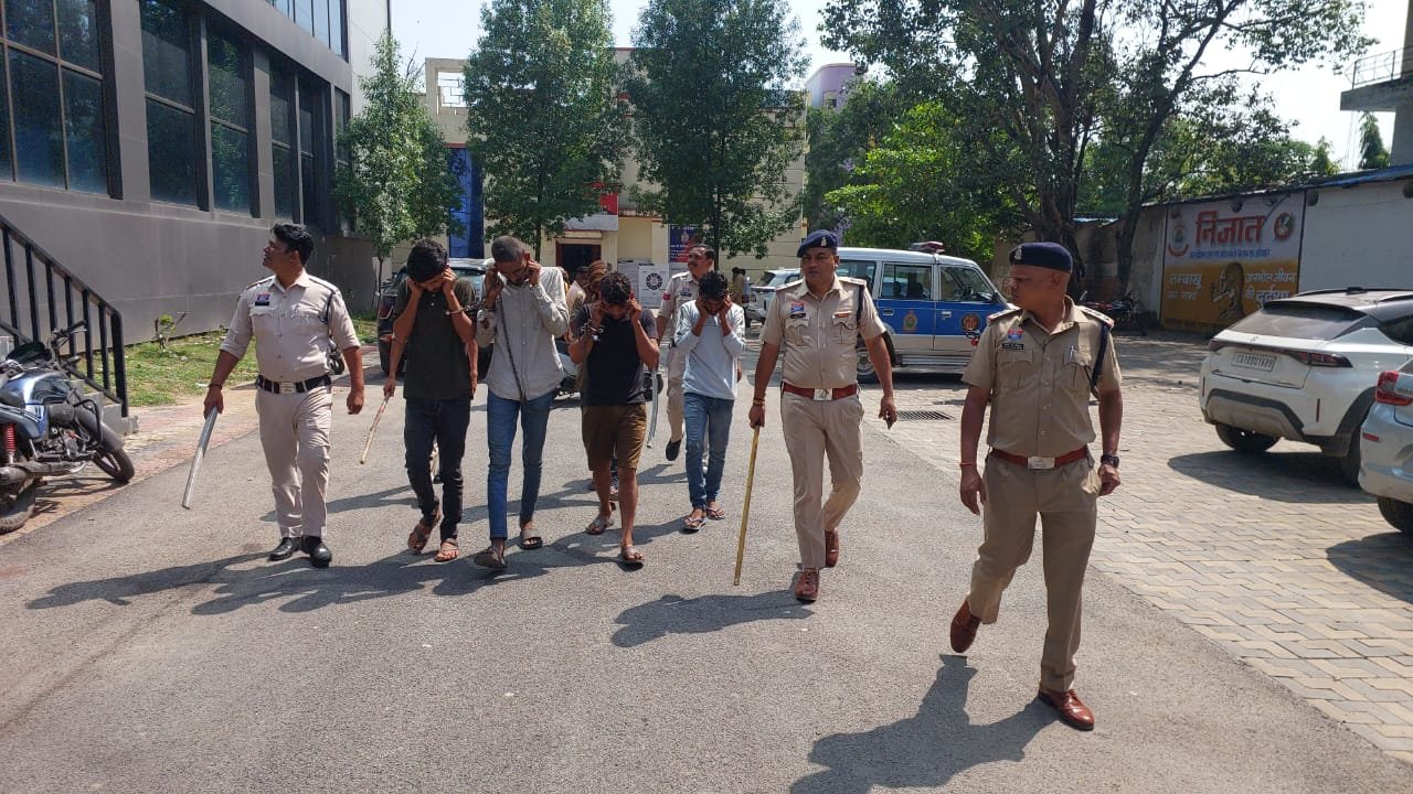 तारबाहर में असामाजिक तत्वों पर बिलासपुर पुलिस का करारा प्रहार – धारदार हथियार के साथ 3 बदमाश गिरफ़्तार, कुल 5 बदमाशों पर की गई कार्रवाई l