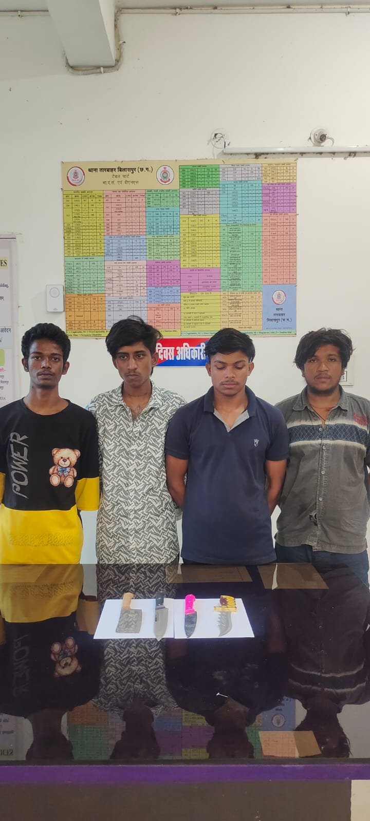 जन्म दिन में धारदार चाकू से केक काटने वाले आरोपियो पर तारबाहर पुलिस का प्रहार….आरोपियो के कब्जे से 03 नग स्टील चाकू एवं 01 नग चापड किया गया जप्त।