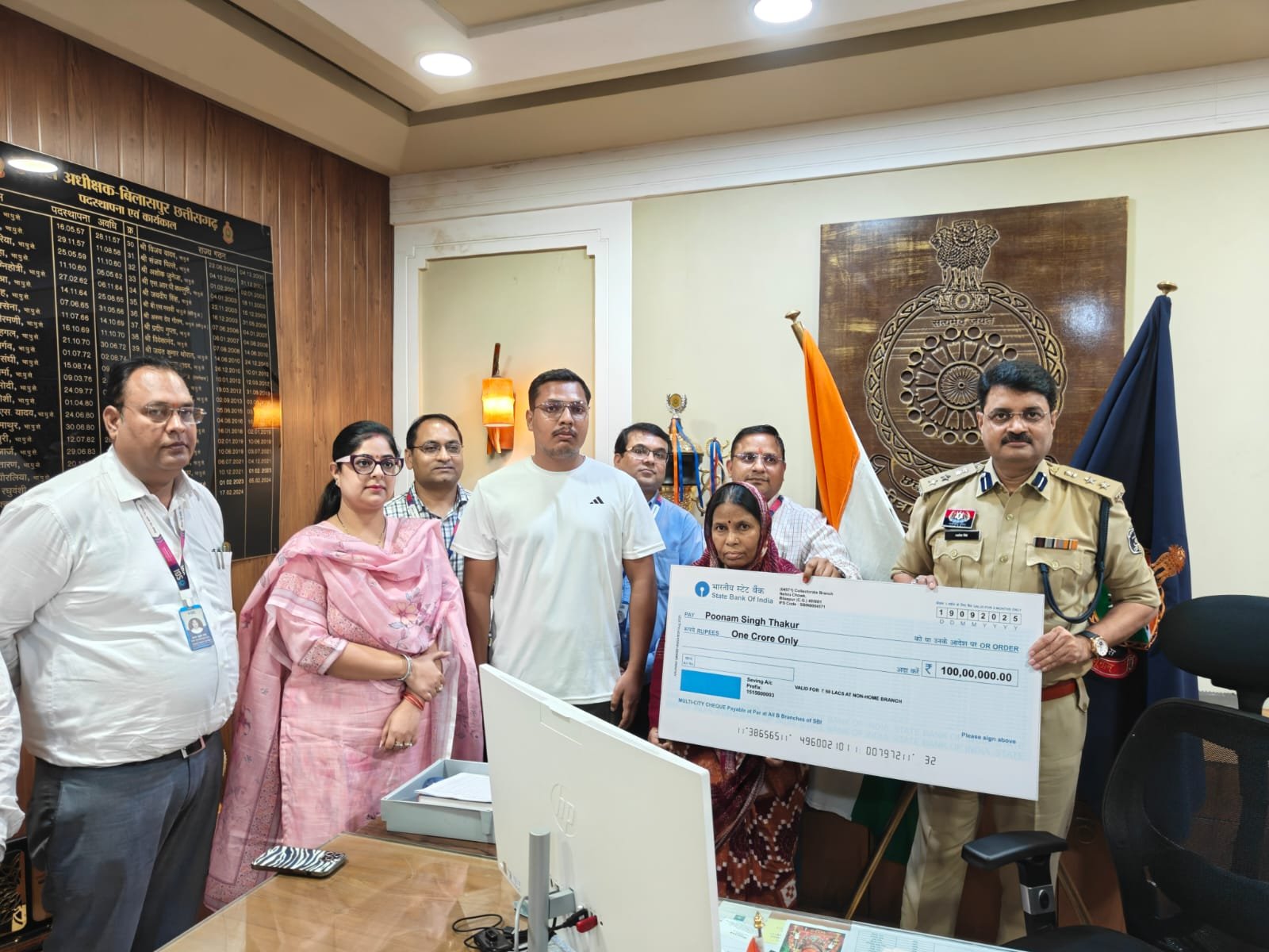 पुलिस सैलरी पैकेज (PSP), दुर्घटना मृत्यु दावा के अंतर्गत स्वर्गीय आरक्षक रामनारायण सिंह के नॉमिनी को मिला एक करोड़ रूपये का चेक l