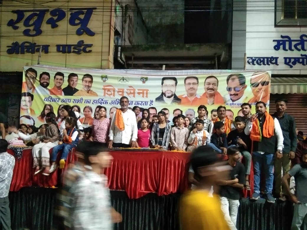 शिवसेना द्वारा किया गया झांकियो का भव्य स्वागत….. 