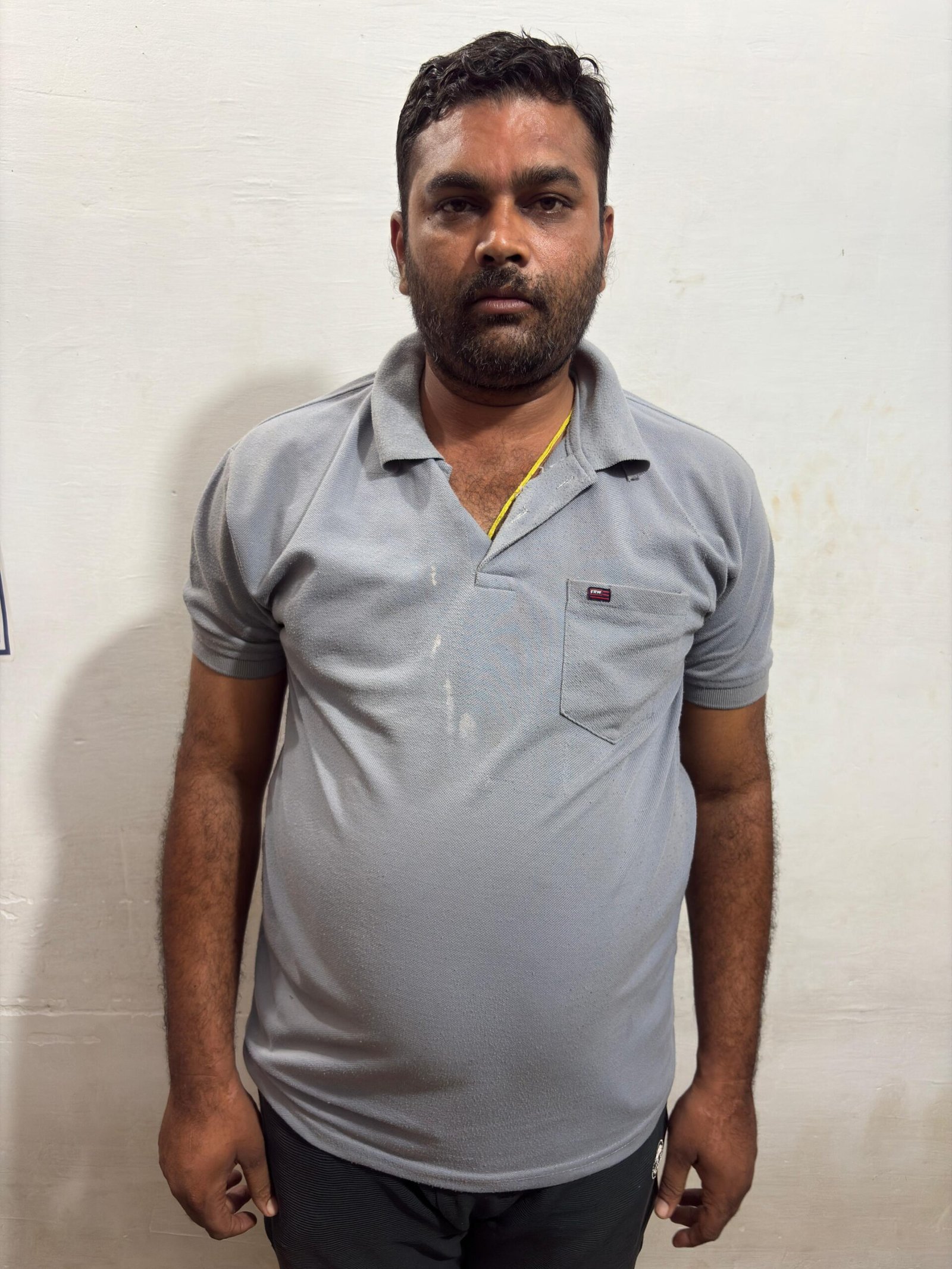 ग्राम मस्तुरी में जोन्धरा चौक के पास दुर्गा विसर्जन के दौरान एक स्टील का बटनदार चाकू लेकर लहराते हुए लोगो को डराने धमकाने वाले को मस्तुरी पुलिस ने किया गिरफ्तार ।