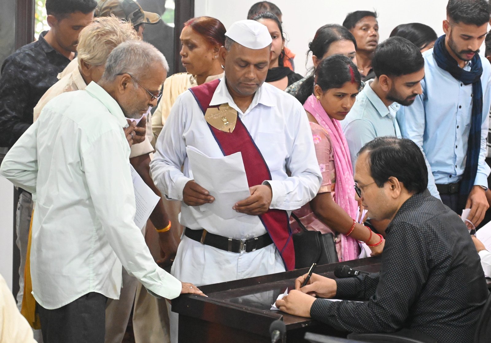 कलेक्टर ने जनदर्शन में सुनी लोगों की समस्याएं….. 