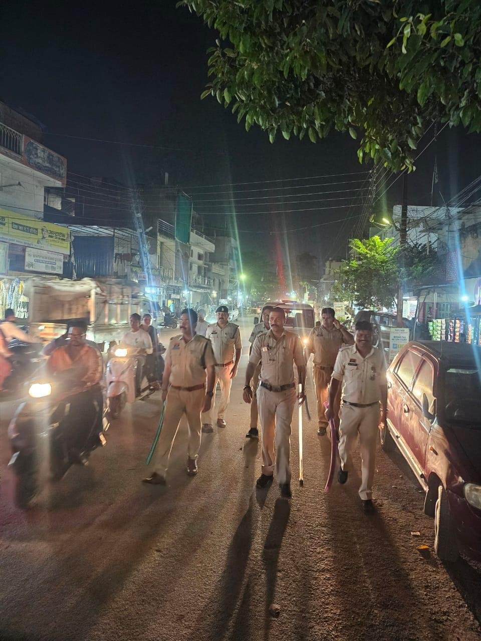 आगामी त्यौहार के मद्देनज़र बिलासपुर पुलिस की सक्रियता एवं “विज़िबल पुलिसिंग” को बढ़ाया गया — शहर में रात्रिकालीन चेकिंग एवं पैदल पेट्रोलिंग की जा रही है l