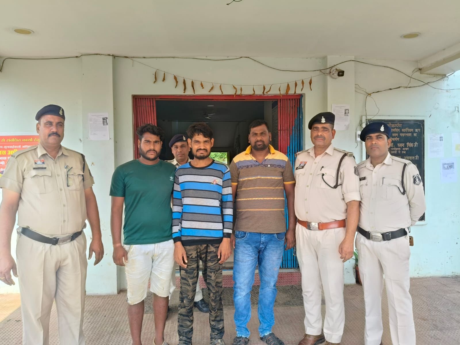 नशे के सौदागरो पर बिलासपुर पुलिस का *’’प्रहार’’* शराब निर्माणकर्ता को किया गया गिरफ्तार, अवैध शराब का जखीरा बरामद।