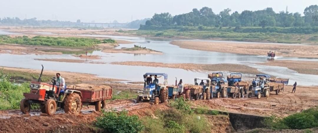 बिलासपुर में रेत माफिया बेखौफ मंगला और लोखंडी घाटों पर खुलेआम रेत की लूट..